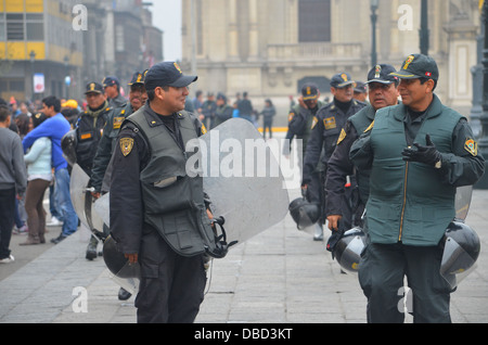 Peruanische militärische Präsenz vor dem Präsidentenpalast, Plaza de Armas, Lima, Peru Stockfoto