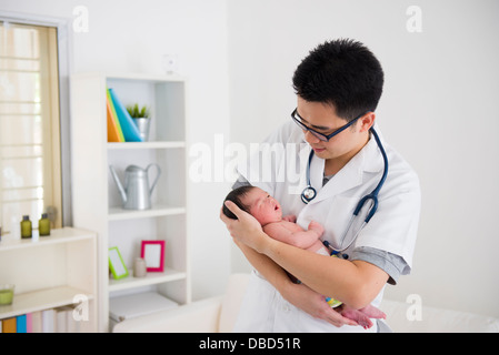 asiatischen männlichen Arzt und Neugeborene auf der Klinik Stockfoto