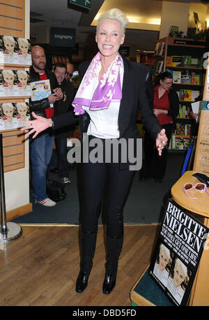 Brigitte Nielsen Brigitte Nielsen signiert Exemplare ihres Buches "Sie nur Get One Life" ründe in Dublin - 21.05.11 Stockfoto