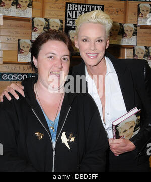Brigitte Nielsen und ein Fan Brigitte Nielsen Zeichen Exemplare ihres Buches "Sie nur Get One Life" ründe in Dublin - 21.05.11 Stockfoto