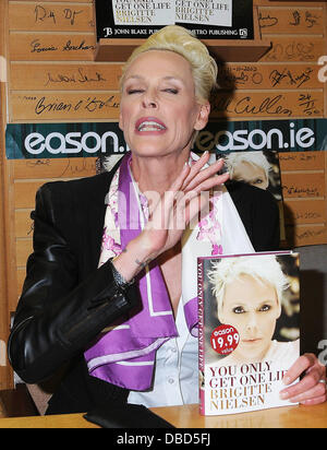 Brigitte Nielsen Brigitte Nielsen signiert Exemplare ihres Buches "Sie nur Get One Life" ründe in Dublin - 21.05.11 Stockfoto
