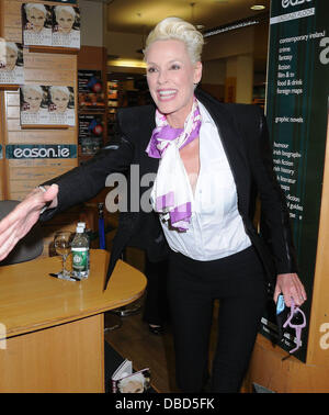 Brigitte Nielsen Brigitte Nielsen signiert Exemplare ihres Buches "Sie nur Get One Life" ründe in Dublin - 21.05.11 Stockfoto