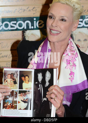 Brigitte Nielsen Brigitte Nielsen signiert Exemplare ihres Buches "Sie nur Get One Life" ründe in Dublin - 21.05.11 Stockfoto