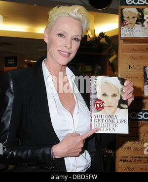 Brigitte Nielsen Brigitte Nielsen signiert Exemplare ihres Buches "Sie nur Get One Life" ründe in Dublin - 21.05.11 Stockfoto