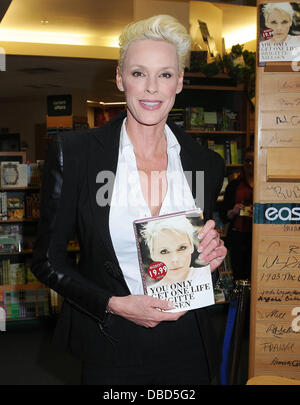 Brigitte Nielsen Brigitte Nielsen signiert Exemplare ihres Buches "Sie nur Get One Life" ründe in Dublin - 21.05.11 Stockfoto