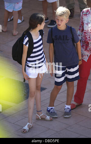 Palma De Mallorca, Spanien. 29. Juli 2013. Königin Sofia, Infantin Elena, Prinzessin Cristina Froilan, Victoria Federica, Juan Valentin Urdangarin, Miguel Urdangarin, Pablo Nicolas Urdangarin und Irene Urdangarin besucht die Segelschule in Palma De Mallorca-Credit: Jack Abuin/ZUMAPRESS.com/Alamy Live News Stockfoto