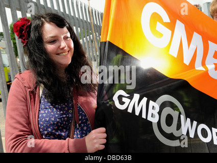 Ein GMB Union Rep in Brighton und Hove City Council auf die Streikposten während eines einwöchigen Streiks über vorgeschlagene Lohnkürzungen. Stockfoto