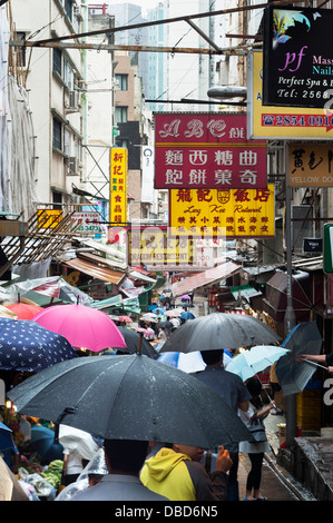 Sonnenschirme im Regen auf Gage Street, Central District, Hong Kong Island Stockfoto