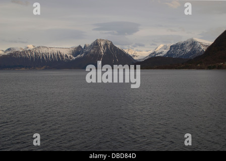 Schneebedeckte Berge Heggeskogen im kalten Mitte Frühling an der Küste die Norwegische See Stockfoto