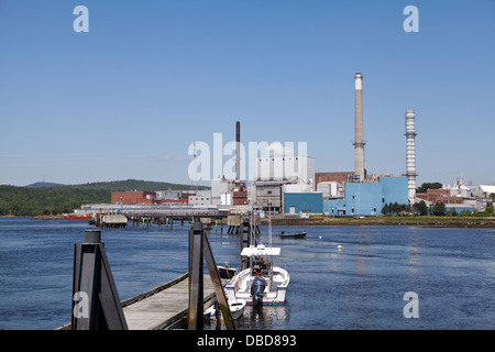 Verso Papierfabrik ist in Bucksport, Maine abgebildet. Stockfoto