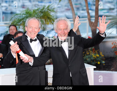 Regisseure Luc Dardenne (L) und Jea-Pierre Dardenne, Preisträger des The Grand Prix für 'The Art mit A Bike' 2011 Cannes International Film Festival - The Palm d ' or und Auszeichnungen - Fototermin Cannes, Frankreich - 22.05.11 Stockfoto