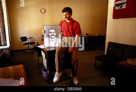 März 1994, Diyarbakir, Südost-Türkei. Ein Kollege hat ein Portrait des ermordeten kurdischen Journalisten Hafiz Akdemir. In dieser Zeit gab es viele Morde der pro-kurdischen Rechte Journalisten durch türkische gesponserten Assasins. Stockfoto