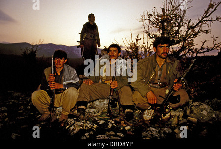 März 1994. Cudi Bergen, Süd-Ost-Türkei. Guerillas von der kurdischen Arbeiterpartei (PKK) als Morgendämmerung bricht. Stockfoto