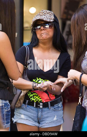 Nicole "Snooki" Polizzi zieht ein lustiges Gesicht außerhalb Astor Café, während im Gespräch mit Sammi und Deena der Jersey Shore-Mädchen gehen sightseeing rund um Florenz, Florenz, Italien - 22.05.11 Stockfoto