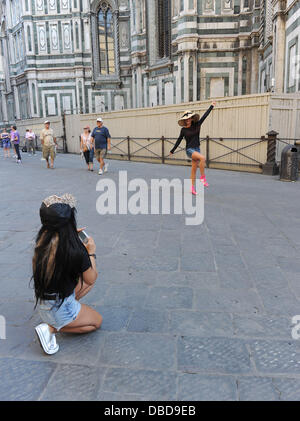 Jenni "JWoww" Farley posiert für ein Foto, von Jersey Shore cast Mitglied Nicole "Snooki" Polizzi wie geht sie rund um die Piazza del Duomo. Florenz, Italien - 22.05.11 Stockfoto