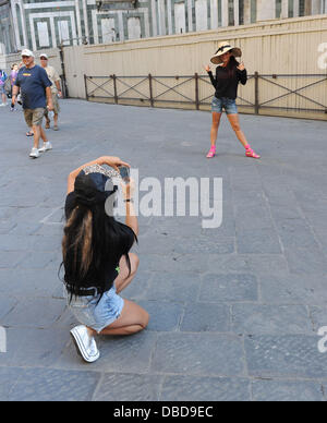 Jenni "JWoww" Farley posiert für ein Foto, von Jersey Shore cast Mitglied Nicole "Snooki" Polizzi wie geht sie rund um die Piazza del Duomo. Florenz, Italien - 22.05.11 Stockfoto