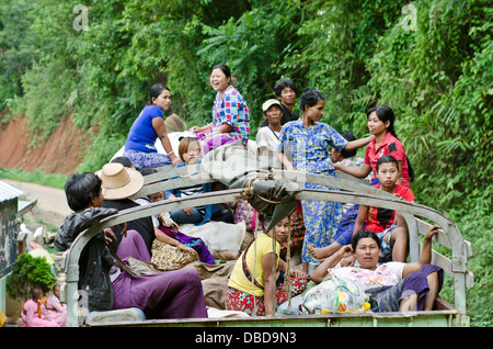 Menschen auf der Rückseite der LKW nördlichen Shan Provinz Burma Stockfoto