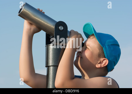 Kaukasische junge Blick durch ein Teleskop Stockfoto