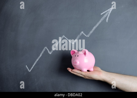 Sparschwein über Tafel der Wachstumskurve Stockfoto