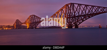 Forth Bridge in der Dämmerung. Schottland. Stockfoto