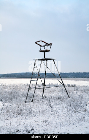 Hochsitz im Feld Stockfoto