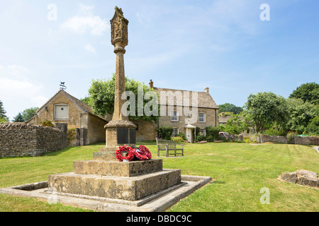 Dorfanger und Erinnerung zu überqueren, in Cotswold Dorf Guiting Power, Gloucestershire, England, Großbritannien Stockfoto
