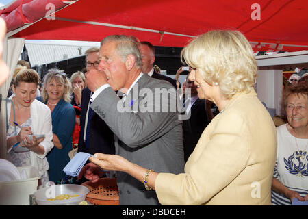 Whitstable Oyster Festival. Kent. Prinz Charles isst eine Auster aus Westen Wellhornschnecken als Camilla, Duchess of Cornwall blickt auf. Stockfoto