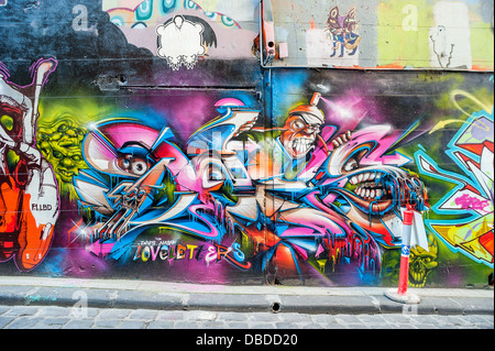 Melbournes Hosier Lane ist ein berühmter Wahrzeichen wo legale Straßenkunst die Wände schmückt. Stockfoto