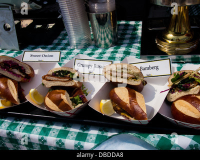 Schnitzel-Brötchen auf einem Tisch Stockfoto