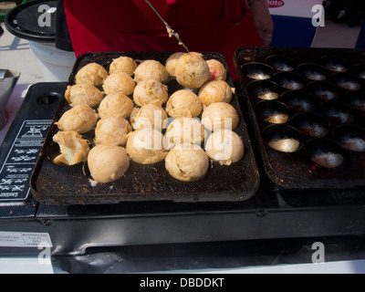 Japanische Takoyaki Kugeln in Takoyaki Pfanne Kochen Stockfoto