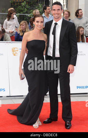 Jessica Taylor und Kevin Pietersen 2011 Philips British Academy Television Awards (BAFTAs) statt im Grosvenor House - Ankünfte London, England - 22.05.11 Stockfoto