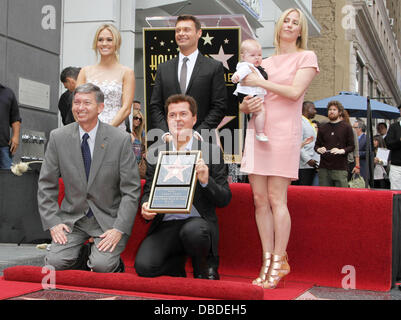 Carrie Underwood, Ryan Seacrest Simon Fuller mit seiner Frau Natalie Swanston Simon Fuller erhält einen Stern auf der Hollywood Walk of Fame Los Angeles, Kalifornien - 23.05.11 Stockfoto