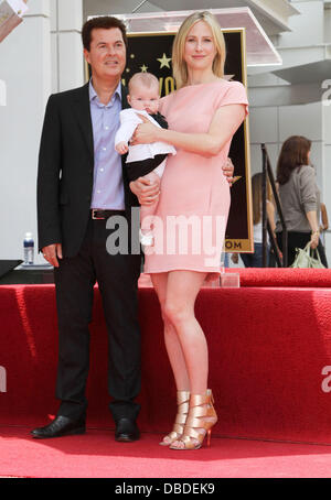 Simon Fuller mit seiner Frau Natalie Swanston Simon Fuller erhält einen Stern auf der Hollywood Walk of Fame Los Angeles, Kalifornien - 23.05.11 Stockfoto