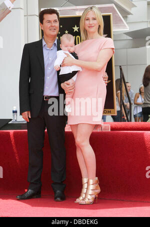 Simon Fuller mit seiner Frau Natalie Swanston Simon Fuller erhält einen Stern auf der Hollywood Walk of Fame Los Angeles, Kalifornien - 23.05.11 Stockfoto