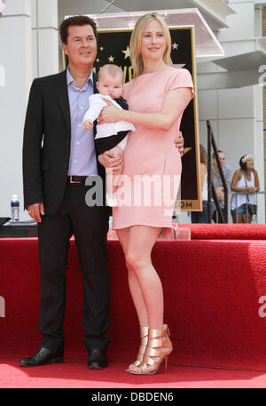 Simon Fuller mit seiner Frau Natalie Swanston Simon Fuller erhält einen Stern auf der Hollywood Walk of Fame Los Angeles, Kalifornien - 23.05.11 Stockfoto