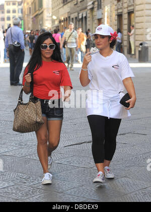 Nicole "Snooki" Polizzi und Deena Nicole Cortese Jersey Shore Cast-Mitglieder haben einen Spaziergang durch das Zentrum der Stadt auf ihre Mittagspause auf ihren ersten Arbeitstag in der o ' Vesuvio Pizzeria. Deena trug ein Fan in der brütenden Hitze kühl zu halten. Floren Stockfoto