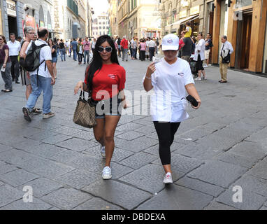 Nicole "Snooki" Polizzi und Deena Nicole Cortese Jersey Shore Cast-Mitglieder haben einen Spaziergang durch das Zentrum der Stadt auf ihre Mittagspause auf ihren ersten Arbeitstag in der o ' Vesuvio Pizzeria. Deena trug ein Fan in der brütenden Hitze kühl zu halten. Floren Stockfoto