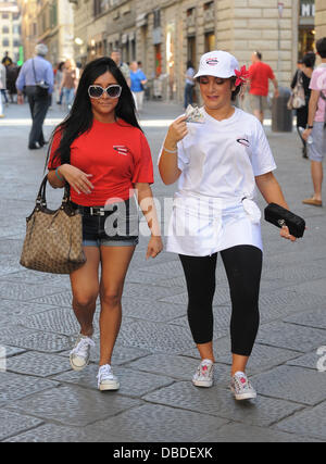 Nicole "Snooki" Polizzi und Deena Nicole Cortese Jersey Shore Cast-Mitglieder haben einen Spaziergang durch das Zentrum der Stadt auf ihre Mittagspause auf ihren ersten Arbeitstag in der o ' Vesuvio Pizzeria. Deena trug ein Fan in der brütenden Hitze kühl zu halten. Floren Stockfoto