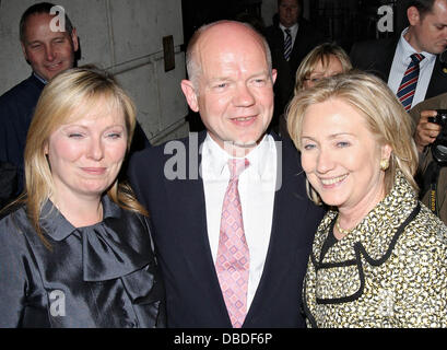 US-Außenministerin Hillary Clinton verlässt die Wolseley-Restaurant nach dem Essen mit Außenminister William Hague und seine Frau Ffion Haag London, England - 24.05.11 Stockfoto