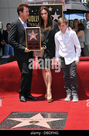 Simon Fuller, Victoria Beckham und Brooklyn Beckham Simon Fuller erhält einen Stern auf dem Hollywood Walk of Fame. Los Angeles, Kalifornien - 23.05.11 Stockfoto