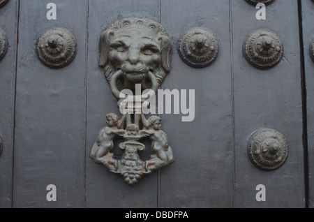 Türklopfer Detail an den Türen nach Lima Kathedrale, Peru Stockfoto