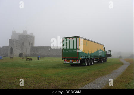 Trim, County Meath, Irland. 28. Juli 2013. 2013 An Post Meath Erbe Zyklus Tour.Pictured ist der Post-Trailer bei Trim Castle. Foto: Foto: Barry Cronin/Alamy Live-Nachrichten Stockfoto