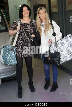 Kym Marsh und Charley Webb im ITV Studios London, England - 24.05.11 Stockfoto