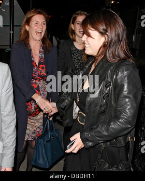 Prinzessin Eugenie und Beatrice und ihre Mutter Sarah Ferguson, Herzogin von York lassen The George Club in Mayfair in sehr guter Laune London, England - 24.05.11 Stockfoto