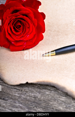 Liebe Brief rose Blume und Liebesbrief auf Holz Hintergrund Valentinstag Konzept Stockfoto