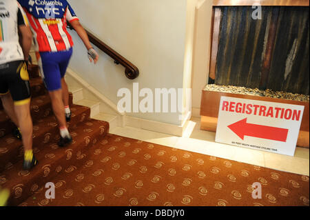 Trim, County Meath, Irland. 28. Juli 2013. Die 2013 An Post Meath Erbe Zyklus Tour.Pictured sind Radfahrer die Registrierung bei Trim Castle Hotel.Photo: Foto: Barry Cronin/Alamy Live News Stockfoto