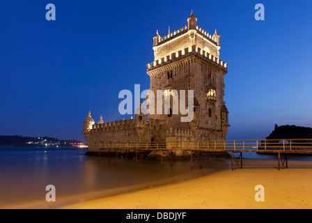 Torre de Belém, Lissabon, in der Dämmerung Stockfoto