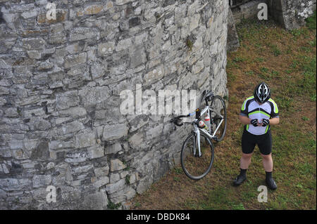 Trim, County Meath, Irland. 28. Juli 2013. 2013 ein Post Meath Erbe Zyklus Tour.Pictured ist ein Radrennfahrer außerhalb Trim Castle. Foto: Foto: Barry Cronin/Alamy Live-Nachrichten Stockfoto