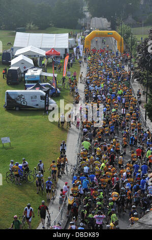 Trim, County Meath, Irland. 28. Juli 2013. 2013 ein Post Meath Erbe Zyklus Tour.Pictured sind Radfahrer zum Jahresbeginn die 100 km lange Strecke. Foto: Foto: Barry Cronin/Alamy Live-Nachrichten Stockfoto