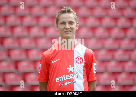 Spieler Niko Bungert des deutschen Bundesligisten 1. FSV Mainz 05 während der offiziellen Fototermin für die Saison 2013 / 14 am 4. Juli 2013 in der Coface Arena in Mainz (Rheinland-Pfalz). Foto: Fredrik von Erichsen/dpa Stockfoto